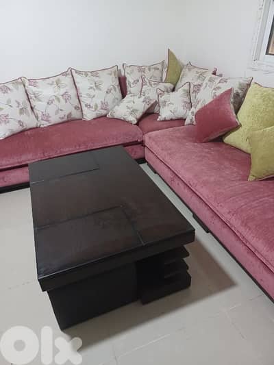 غرفة جلوس زاوية مؤلفة من مقعدين مع طاولة