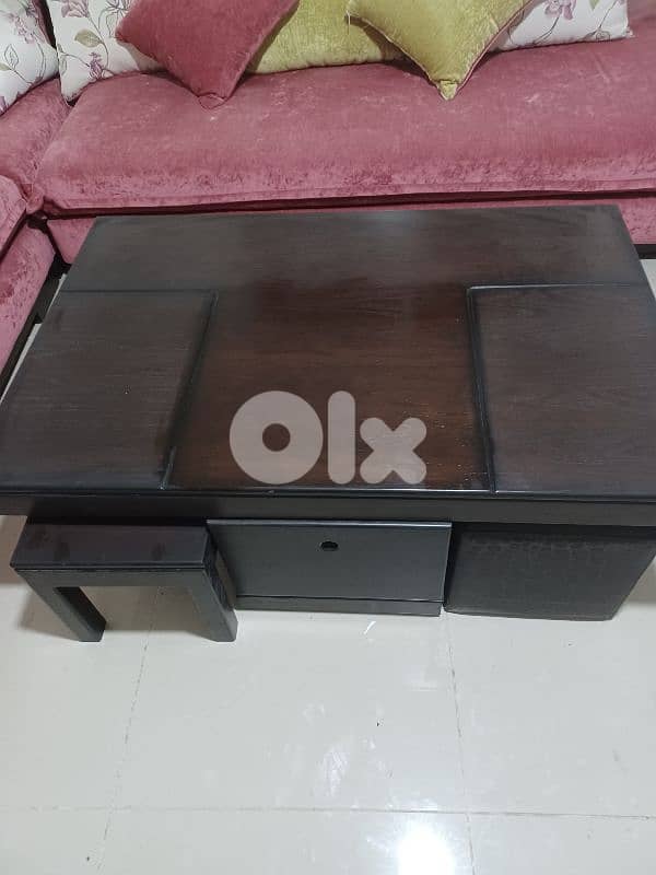 غرفة جلوس زاوية مؤلفة من مقعدين مع طاولة 1