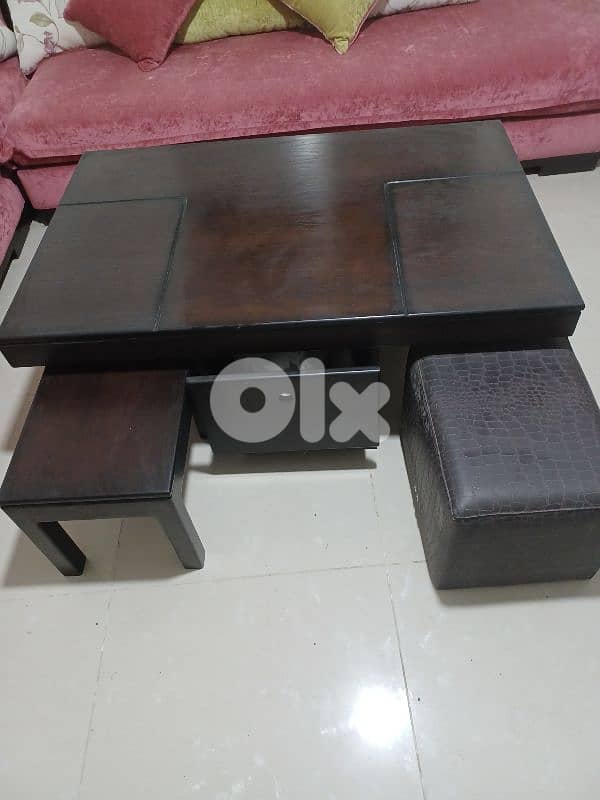 غرفة جلوس زاوية مؤلفة من مقعدين مع طاولة 2