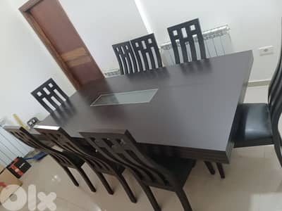 طاولة سفرة جديدة مع ثمان كراسي  غير مستعملة