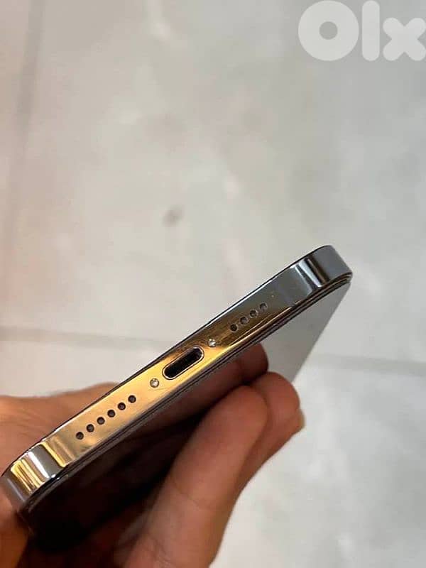 للبيع ايفون 12 برو ماكس 1