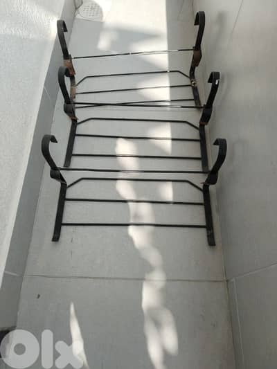 ستاند للبلكون لحوض بلاستيك للزراعة