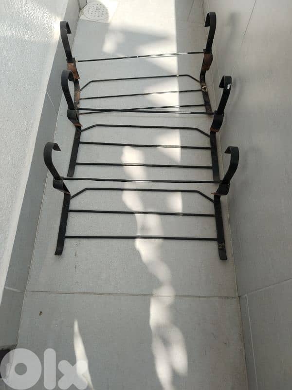 ستاند للبلكون لحوض بلاستيك للزراعة 0