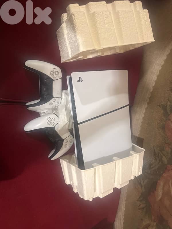 ps5 slime still new used one day with 2 controllers with 1 440$ 0