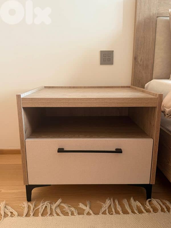 Queen size bed with mattress and side tables 3