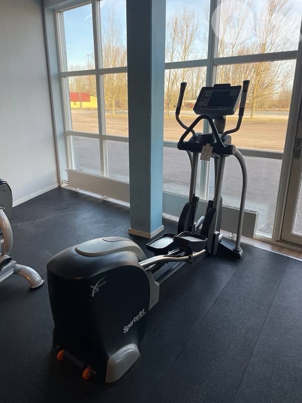 2x Elliptical SportsArt made in Germany like new lwe7de b 800 dolar 1
