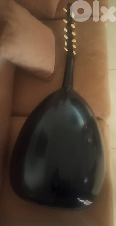 عود أسود متوسّط الحجم