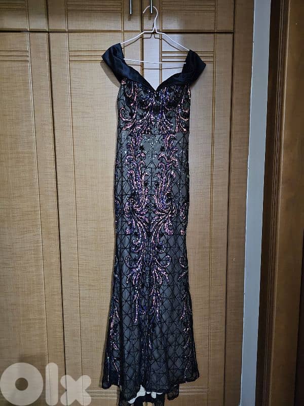 فستان سهره اسود مع كاب 0