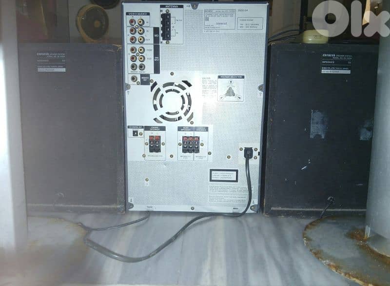 Stereo SONY with 2 aiwa speakers with 3 tall speakers 1