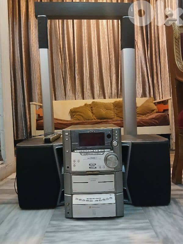 Stereo SONY with 2 aiwa speakers with 3 tall speakers 2