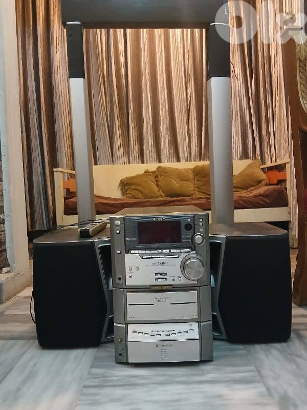 Stereo SONY with 2 aiwa speakers with 3 tall speakers 3