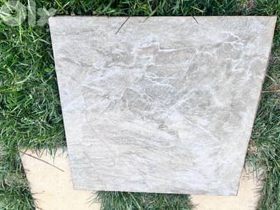 بلاط مستعمل حالته ممتازة