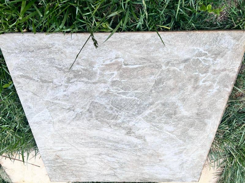 بلاط مستعمل حالته ممتازة 1