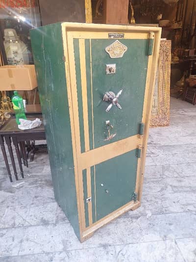 خزنة حديد تركية انتيك قديمة حجم كبير وزن ٦٠٠ كلغ تقريبا
