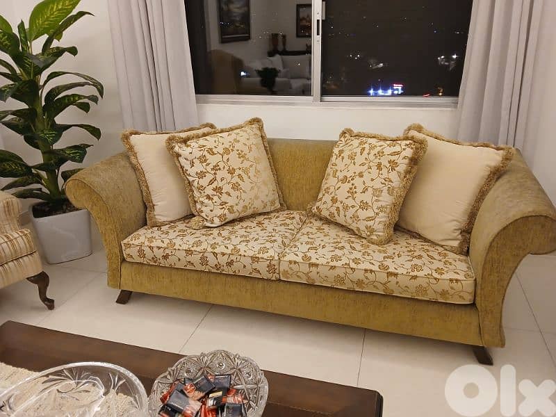 عرض مميز. صالون كامل مع طاولة خشب وسط بسعر مغري 3