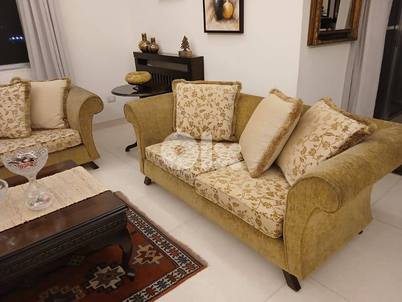 عرض مميز. صالون كامل مع طاولة خشب وسط بسعر مغري 4