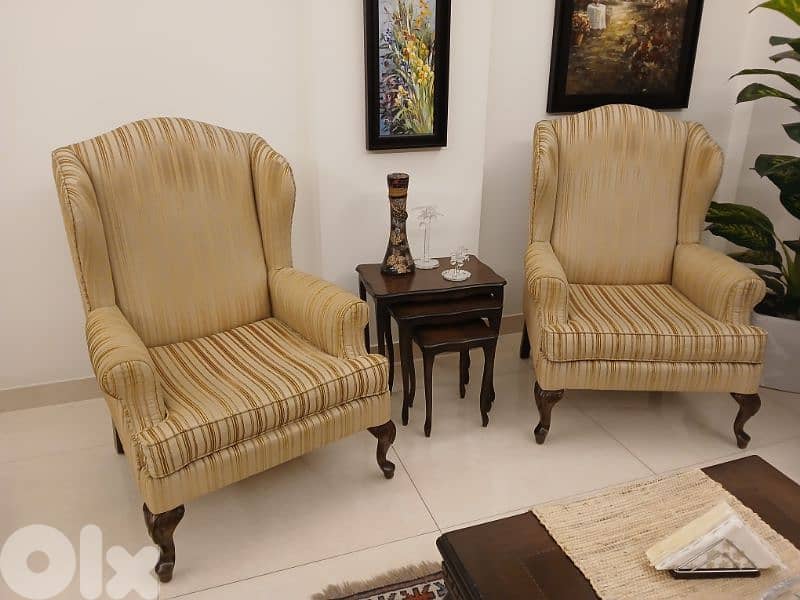 عرض مميز. صالون كامل مع طاولة خشب وسط بسعر مغري 5