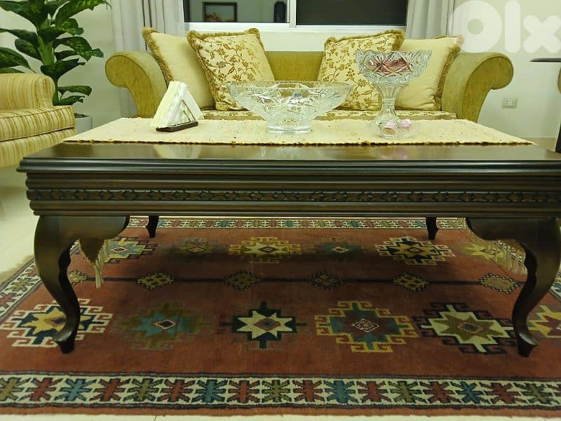 عرض مميز. صالون كامل مع طاولة خشب وسط بسعر مغري 6