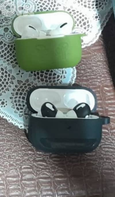 ٢ ايربوذ خارقين نظافة جداد جرح ما فيهن صوت روعة كل شي تمام للبيع لتنين