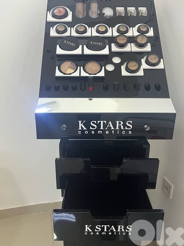K STARS cosmetics make up and stand 18