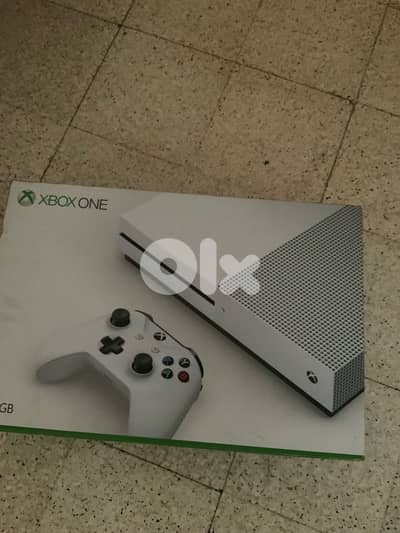 xbox one S with box and 7 games (barley used)