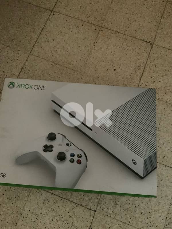 xbox one S with box and 7 games (barley used) 0
