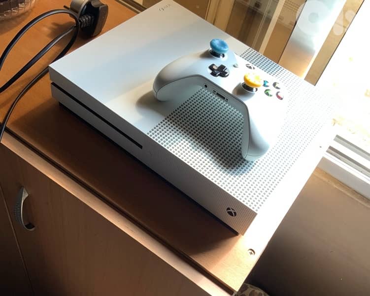 xbox one S with box and 7 games (barley used) 1