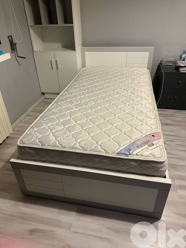 Single kids bed w/drawers (x2) 0