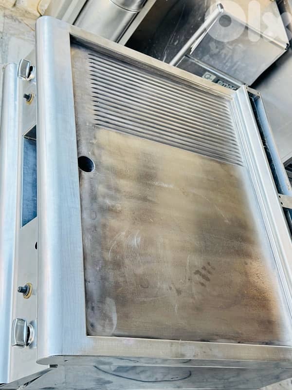 غريل ايطالي مستعمل مع قاعدة مفاتيح اتوماتيك شركة كفالةسنة 4