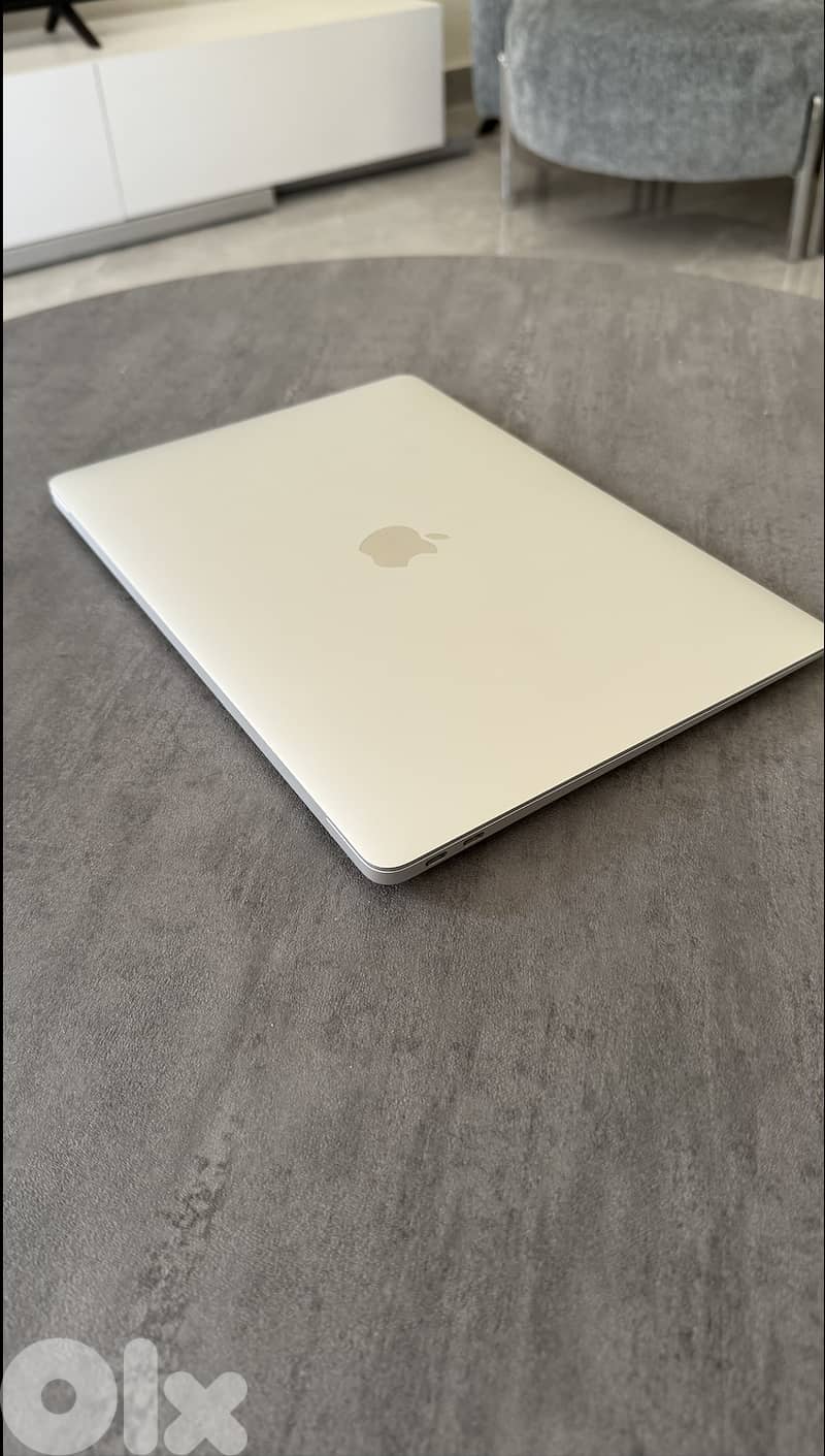 MacBook Air M1 (2020) - 8GB RAM, 256GB SSD - 13-inch Retina 1