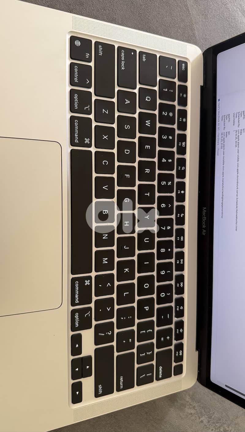 MacBook Air M1 (2020) - 8GB RAM, 256GB SSD - 13-inch Retina 8