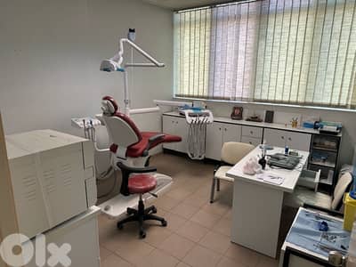 عيادة طبيب أسنان بحالة ممتازة مجهزة كاملة في الحارة للبيع بداعي السفرر