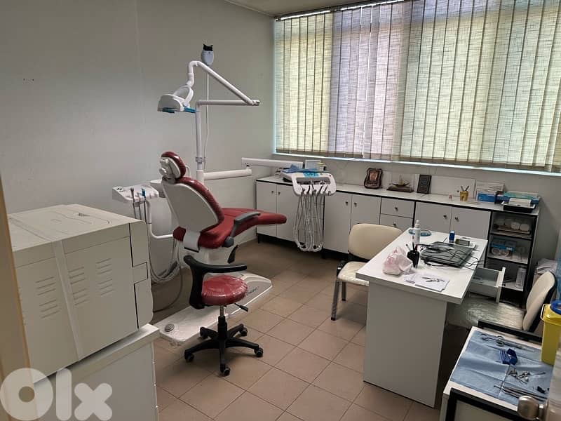 عيادة طبيب أسنان بحالة ممتازة مجهزة كاملة في الحارة للبيع بداعي السفرر 0