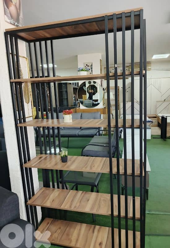 Iron vitrine فيترين حديد مع رفوف لاميكا 1