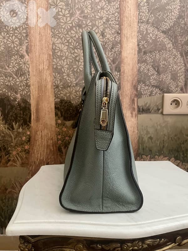 bag, purse (hand or shoulder carry) 1