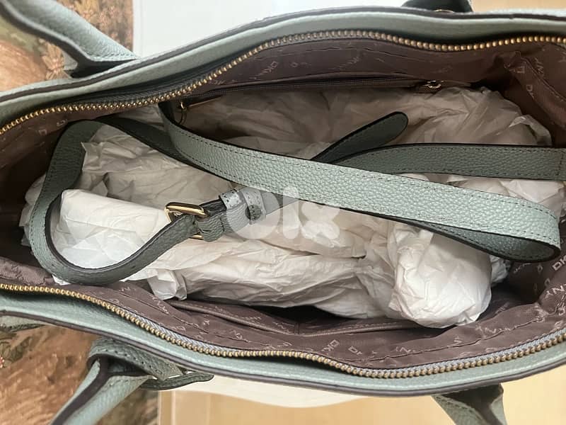 bag, purse (hand or shoulder carry) 2