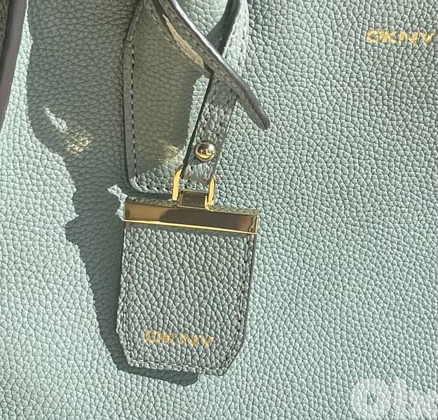 bag, purse (hand or shoulder carry) 3