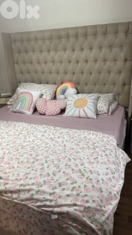 king bed / two 2 commode/ big cupboard 1