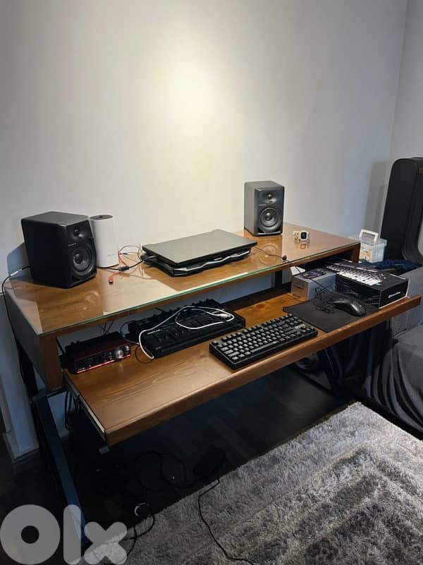 room desk 3