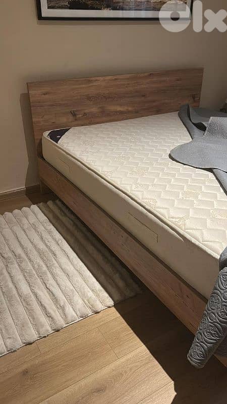 King size bed with mattress 0