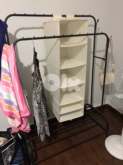 Clothes rack | portant à vêtements | رف الملابس