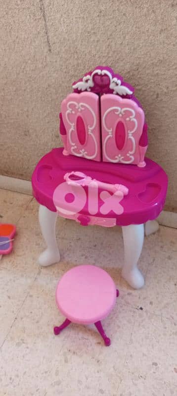 makeup table and kitchen cooking like new 40 dolar 2