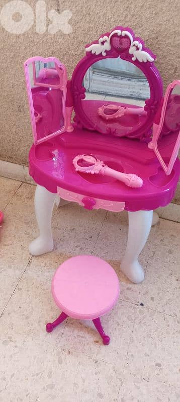 makeup table and kitchen cooking like new 40 dolar 3