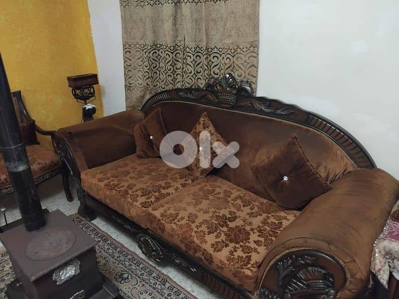 صالون مودرن مرتب نظيف جدا 0