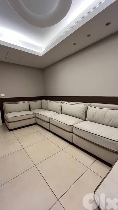 Elegant 6-seater sofa 4m50, brand new and never used. 0