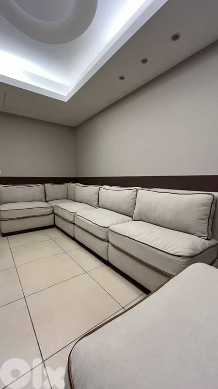 Elegant 6-seater sofa 4m50, brand new and never used. 1