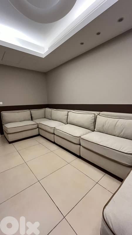 Elegant 6-seater sofa 4m50, brand new and never used. 2