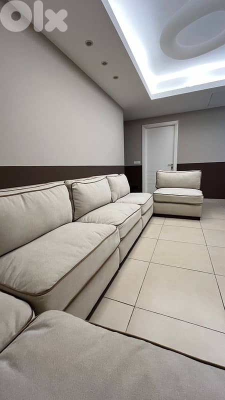 Elegant 6-seater sofa 4m50, brand new and never used. 5