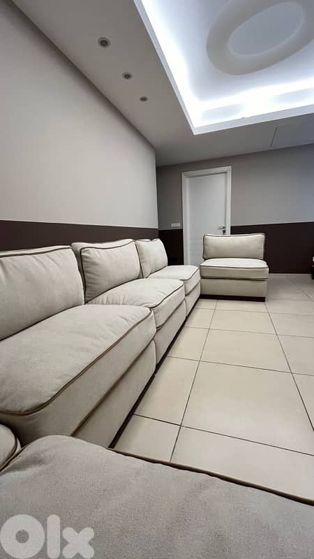 Elegant 6-seater sofa 4m50, brand new and never used. 7