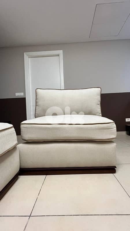 Elegant 6-seater sofa 4m50, brand new and never used. 8